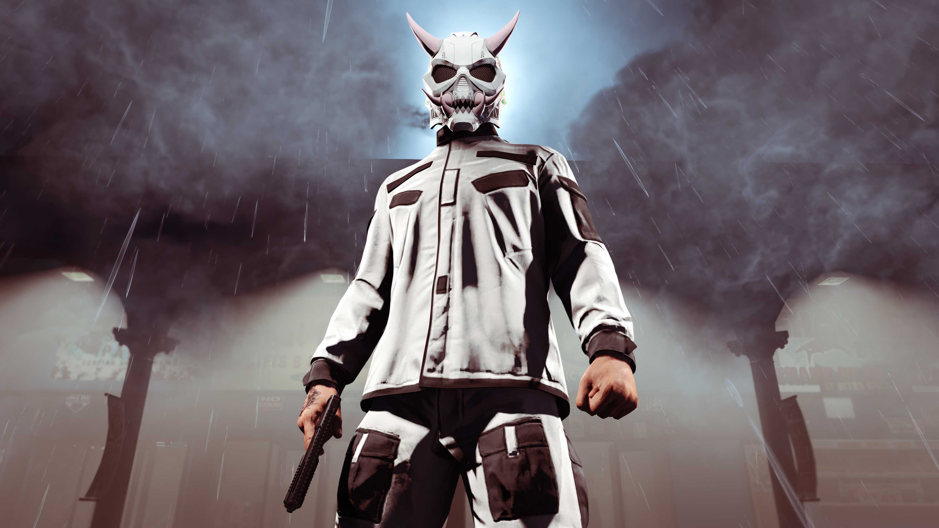 Personaggio di GTA Online con maschera Demone tech floreale rosa maglietta Tattica Yeti grigia e pantaloni militari Yeti grigi