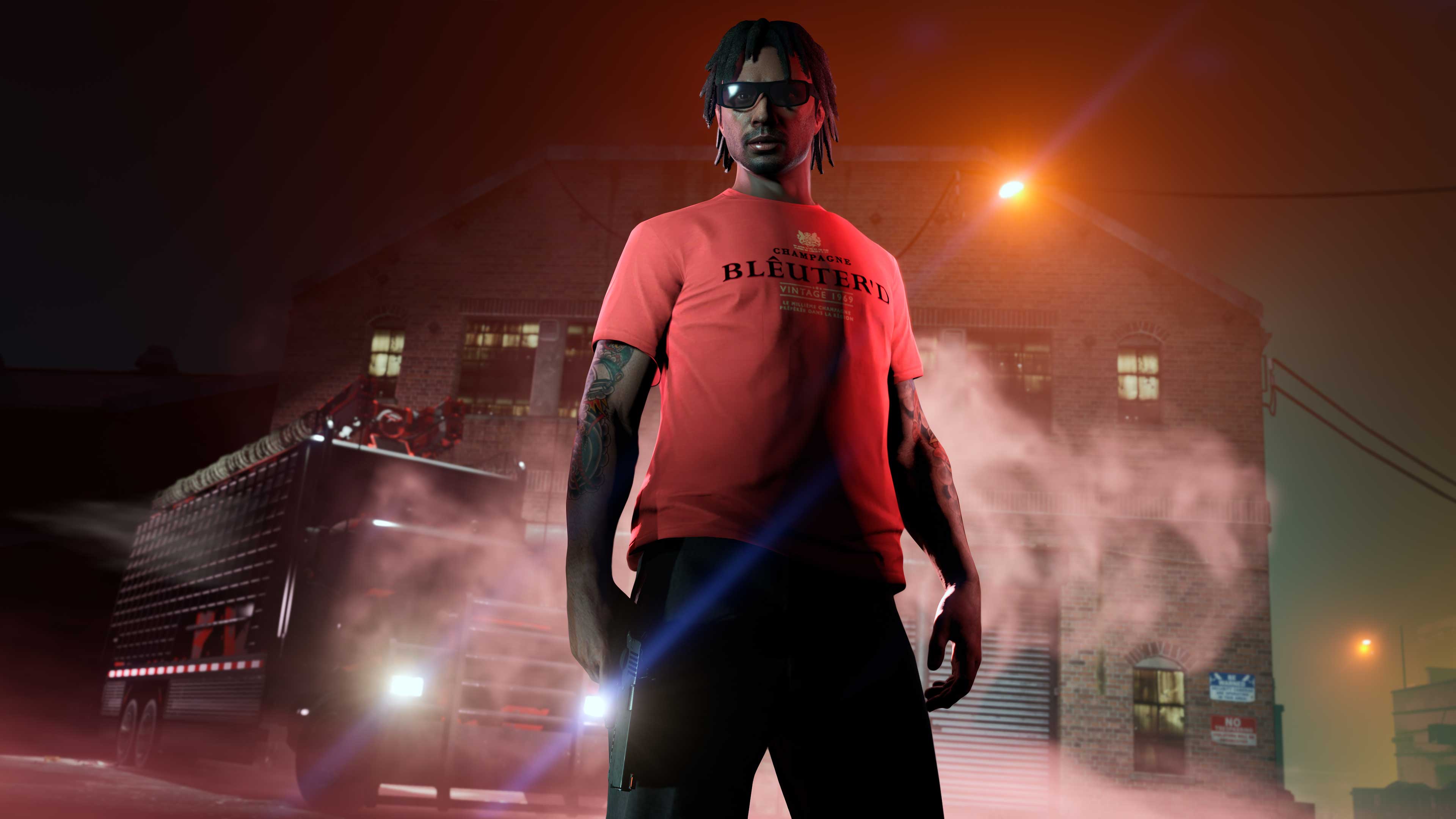 Jogador do Grand Theft Auto Online usando uma camiseta Blêuter’d vermelha.