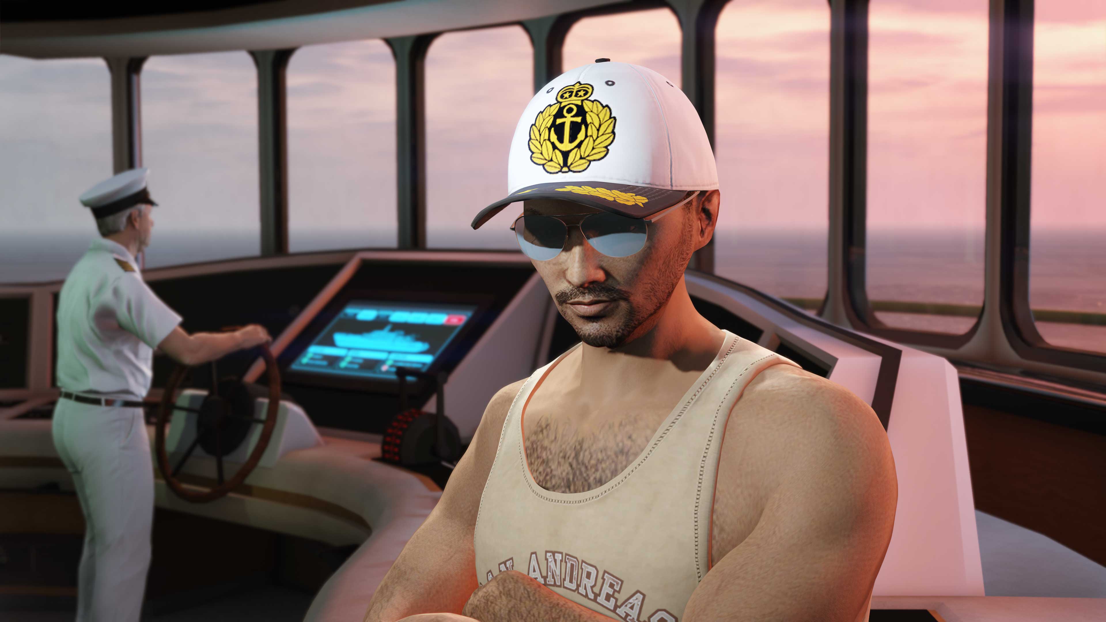 Em um cockpit de iate onde o capitão opera o console, um personagem de GTA Online está vestindo o Boné de Capitão Branco e Preto com a imagem dourada de um emblema de âncora.