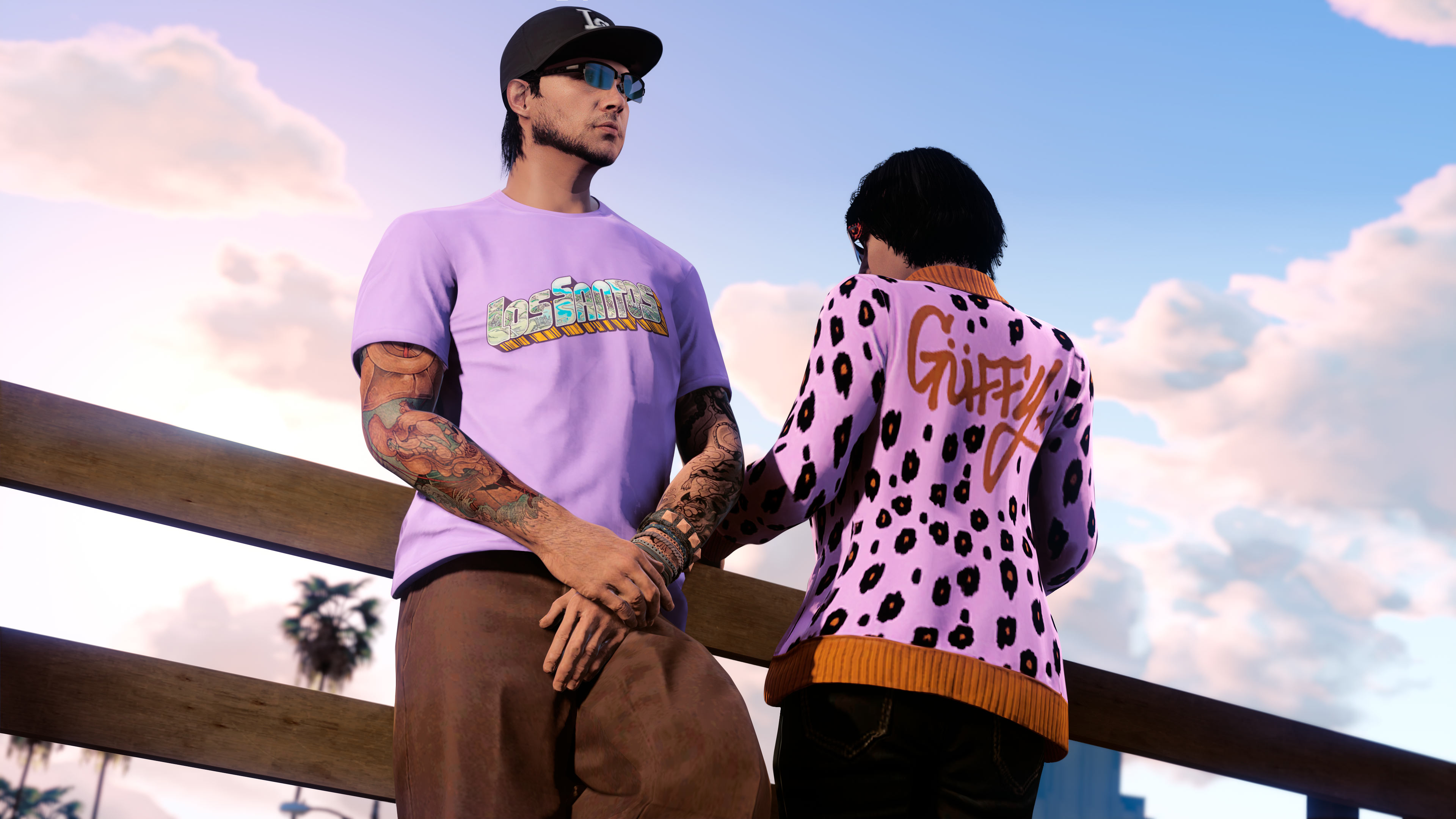 Dois personagens vestindo o Cardigã Güffy Roxo e Camiseta Mapa de Los Santos.