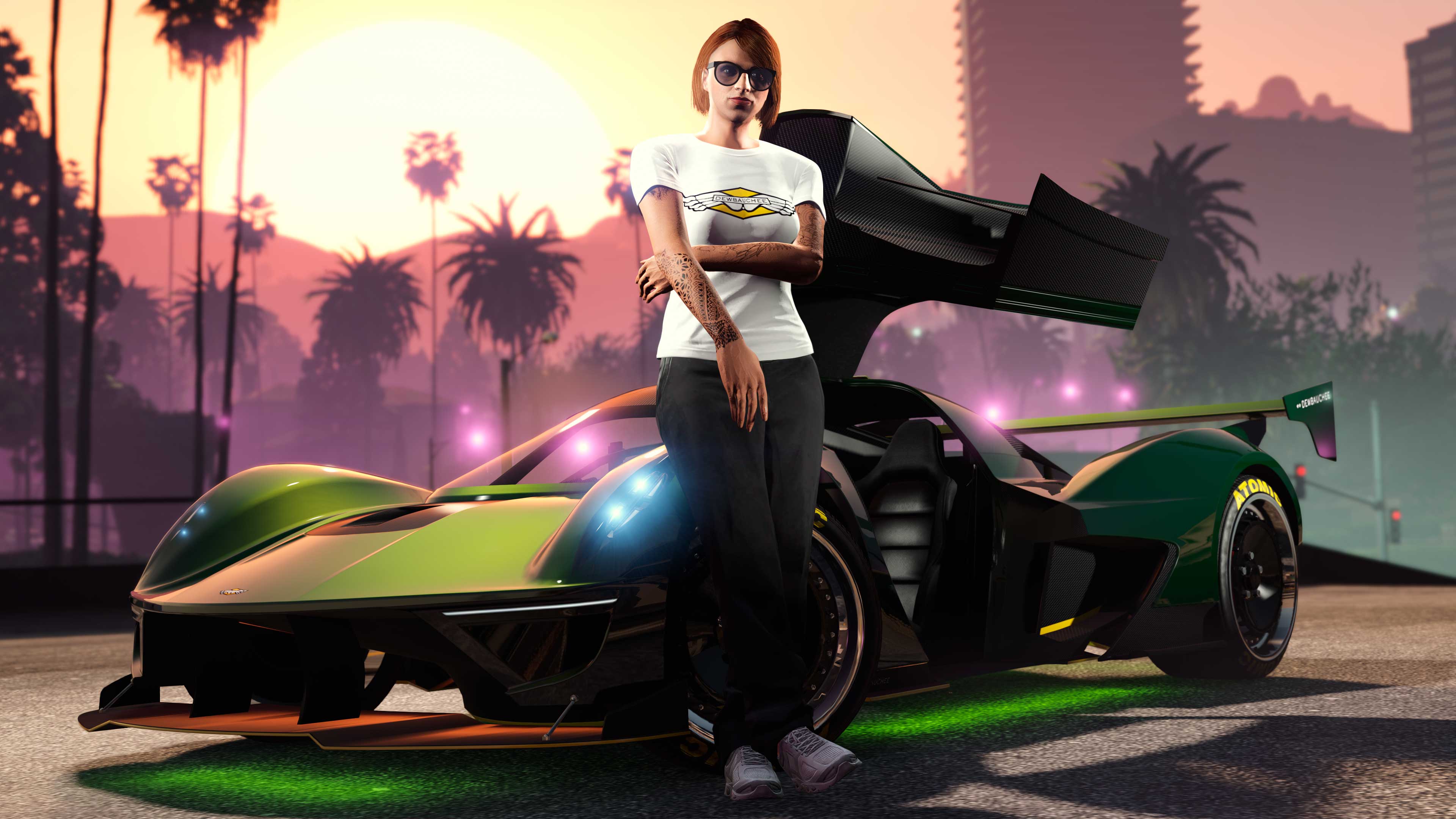 Personagem de GTA Online com uma Camiseta Dewbauchee branca apoiada no seu Dewbauchee Vagner com luz inferior verde.