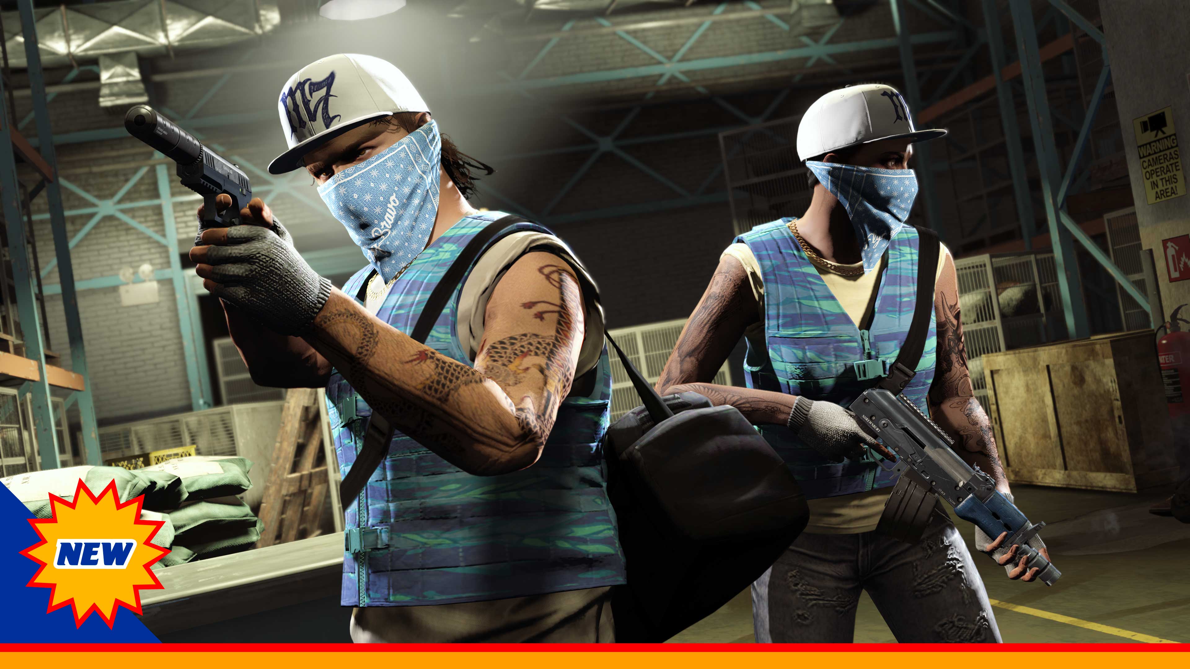 Dois jogadores de GTA Online com armas e máscaras em um armazém.