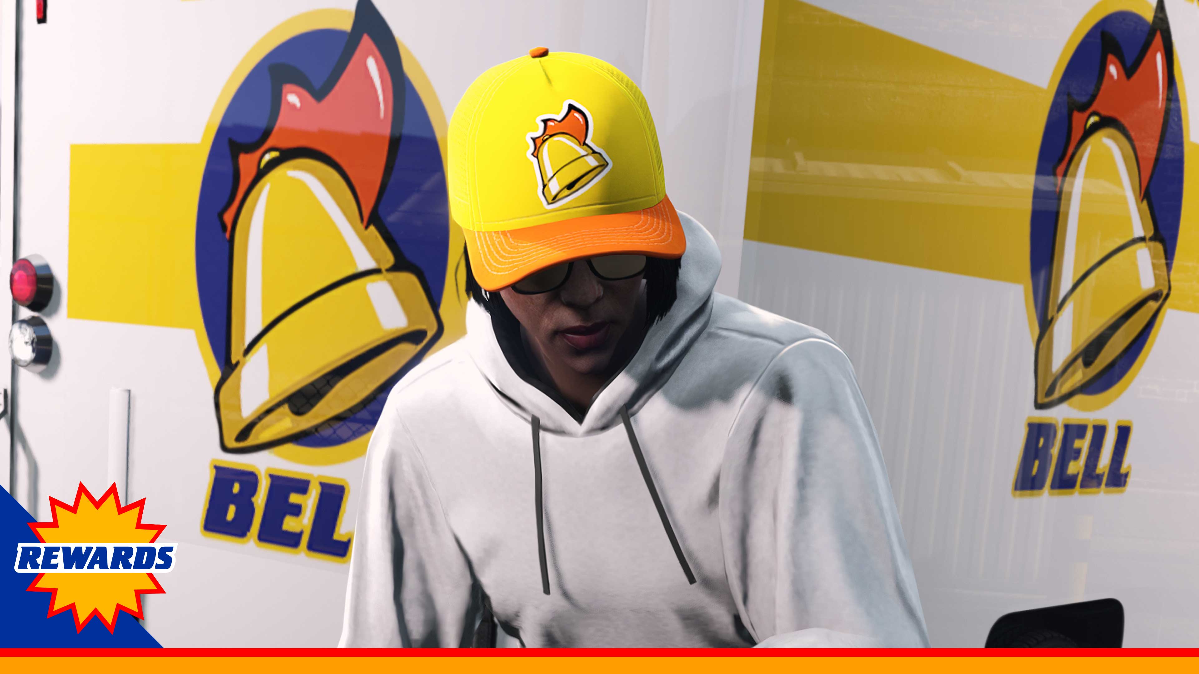 Un personaje de GTA Online usando una gorra Cluckin' Bell amarilla y un visor naranja.