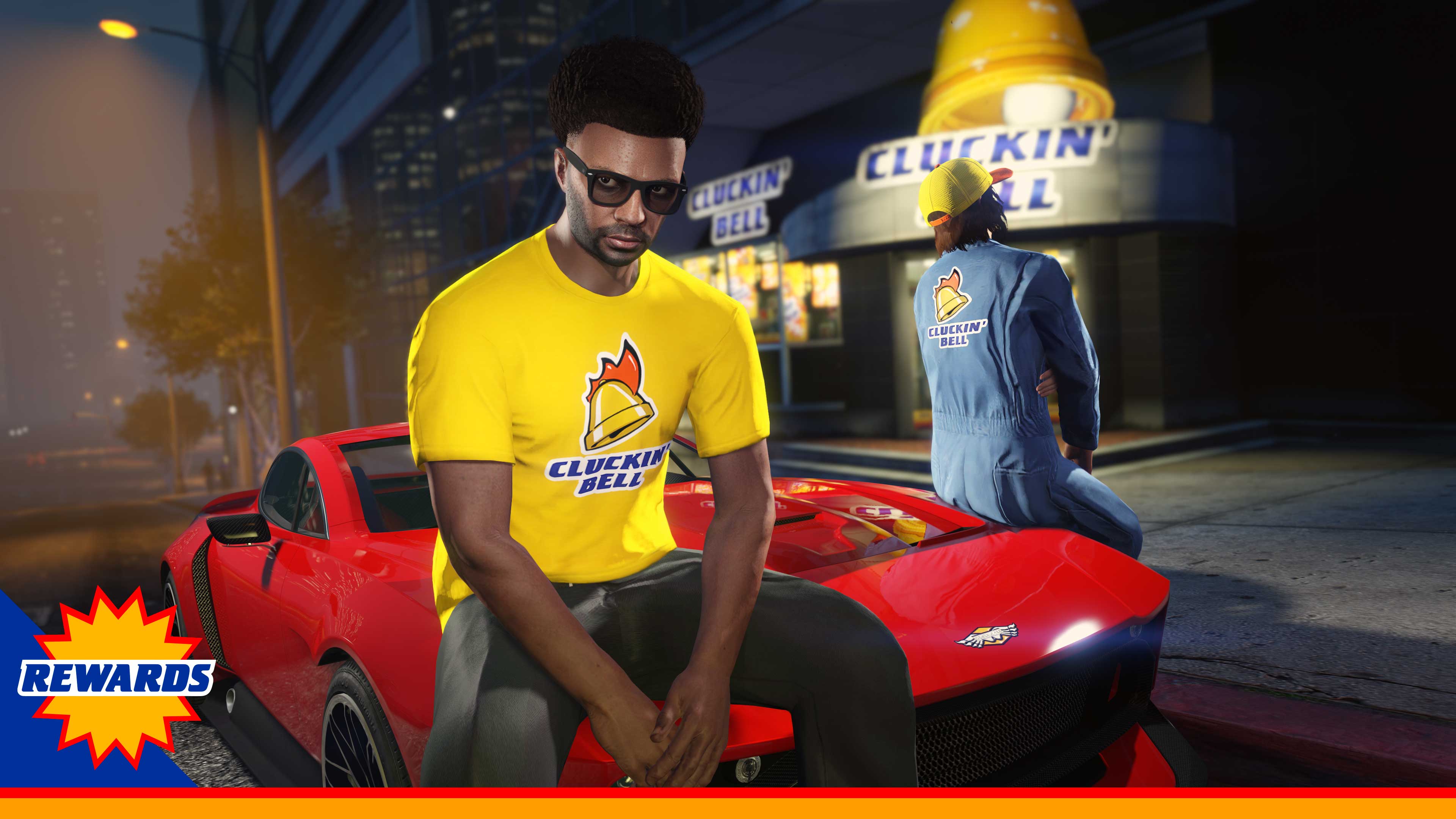 Dois jogadores de GTA Online com roupas do Cluckin' Bell, uma camiseta amarela e macacão azul.
