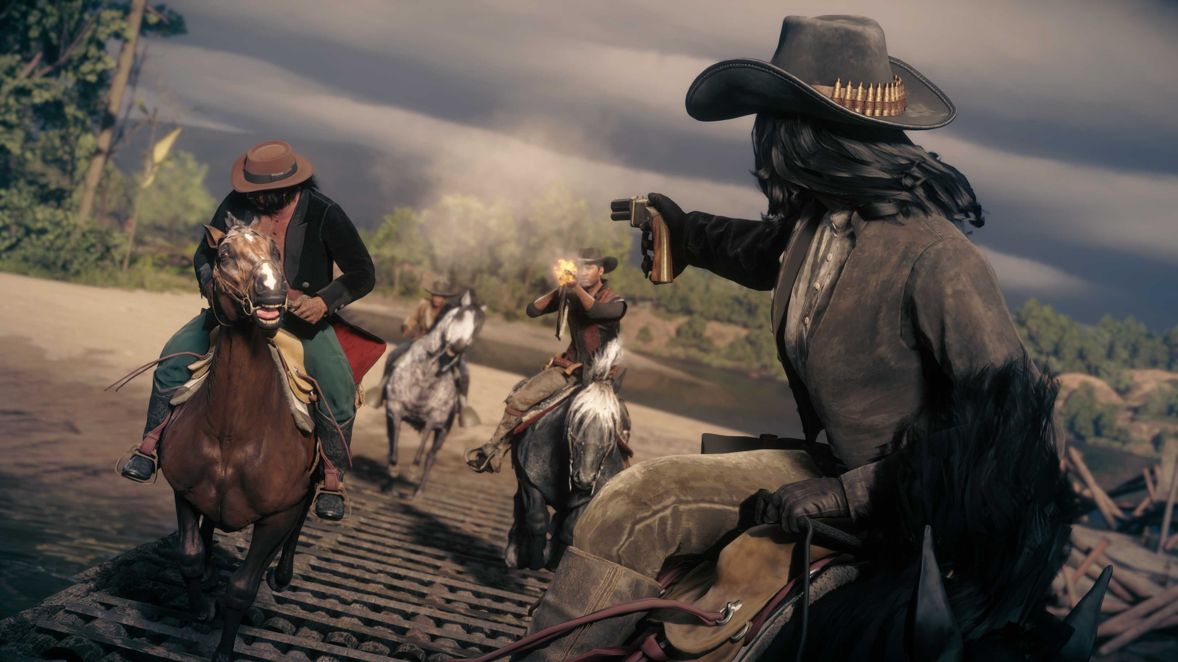 Un personaggio di Red Dead Online corre a cavallo mentre spara contro tre inseguitori.