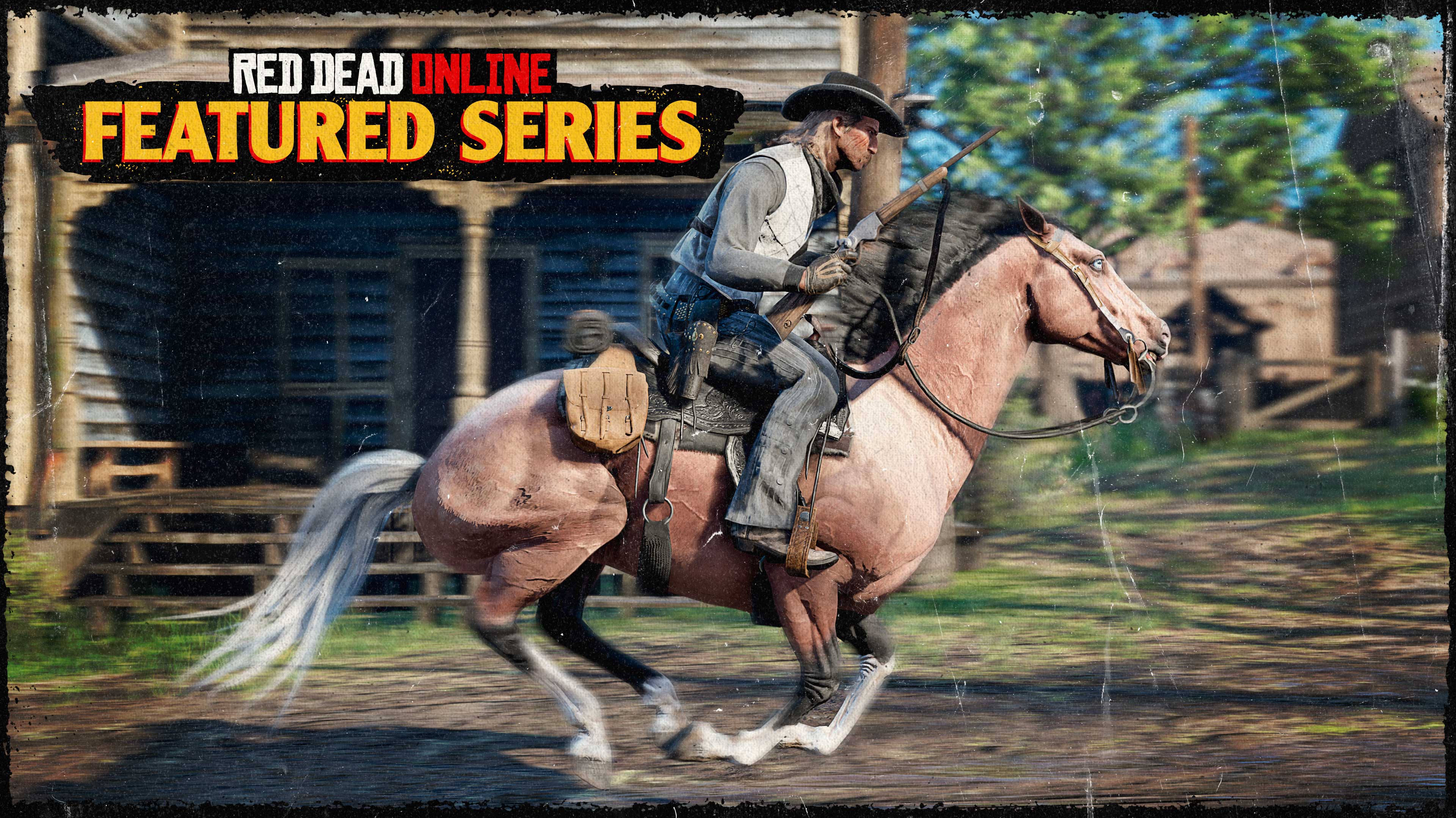 Poster della Serie in evidenza di Red Dead Online con un personaggio di Red Dead Online a cavallo che galoppa attraverso una città.