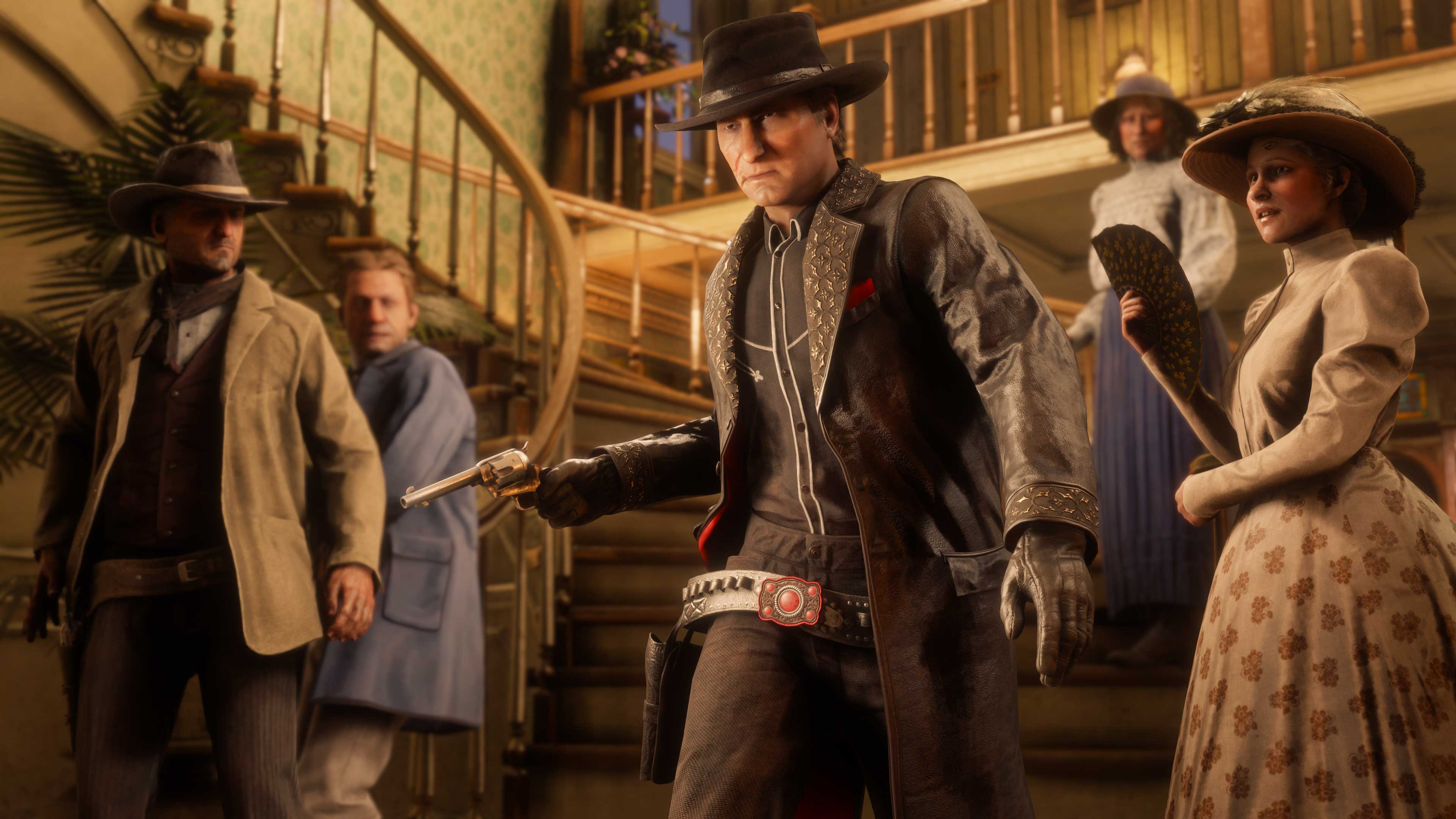 Con un'arma sguainata, un personaggio di Red Dead Online vestito con abiti a tempo limitato scende le scale tra spettatori nervosi.
