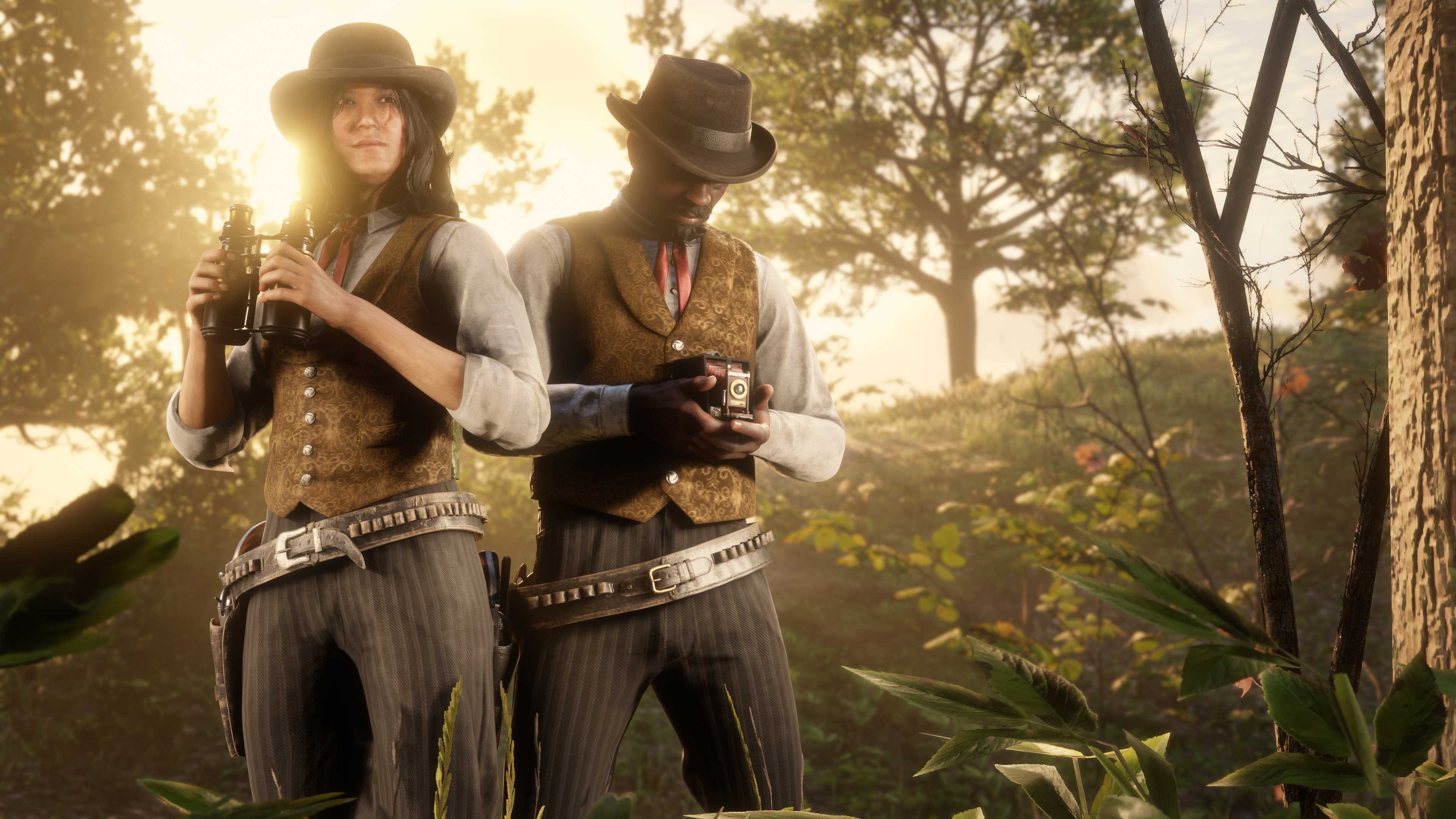 Immagine di due personaggi di Red Dead Online che indossano l'abito ispirato dalla community: uno ha tra le mani un binocolo, l’altro una macchina fotografica a scatola.