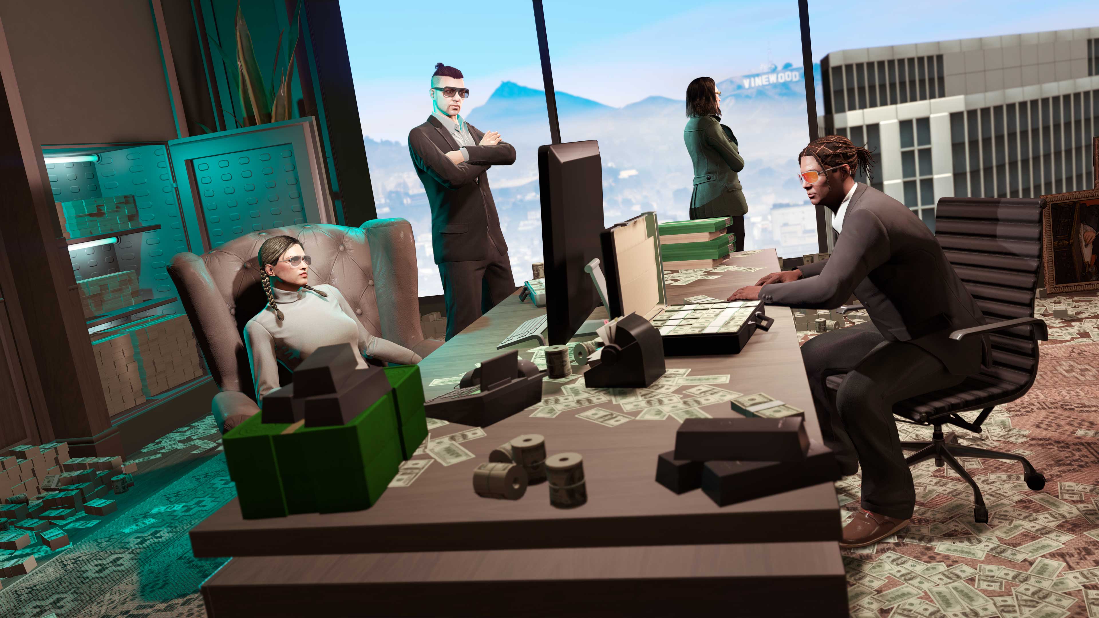 Cuatro personajes de GTA Online alrededor de un escritorio en una oficina de ejecutivo llena de dinero y lingotes.