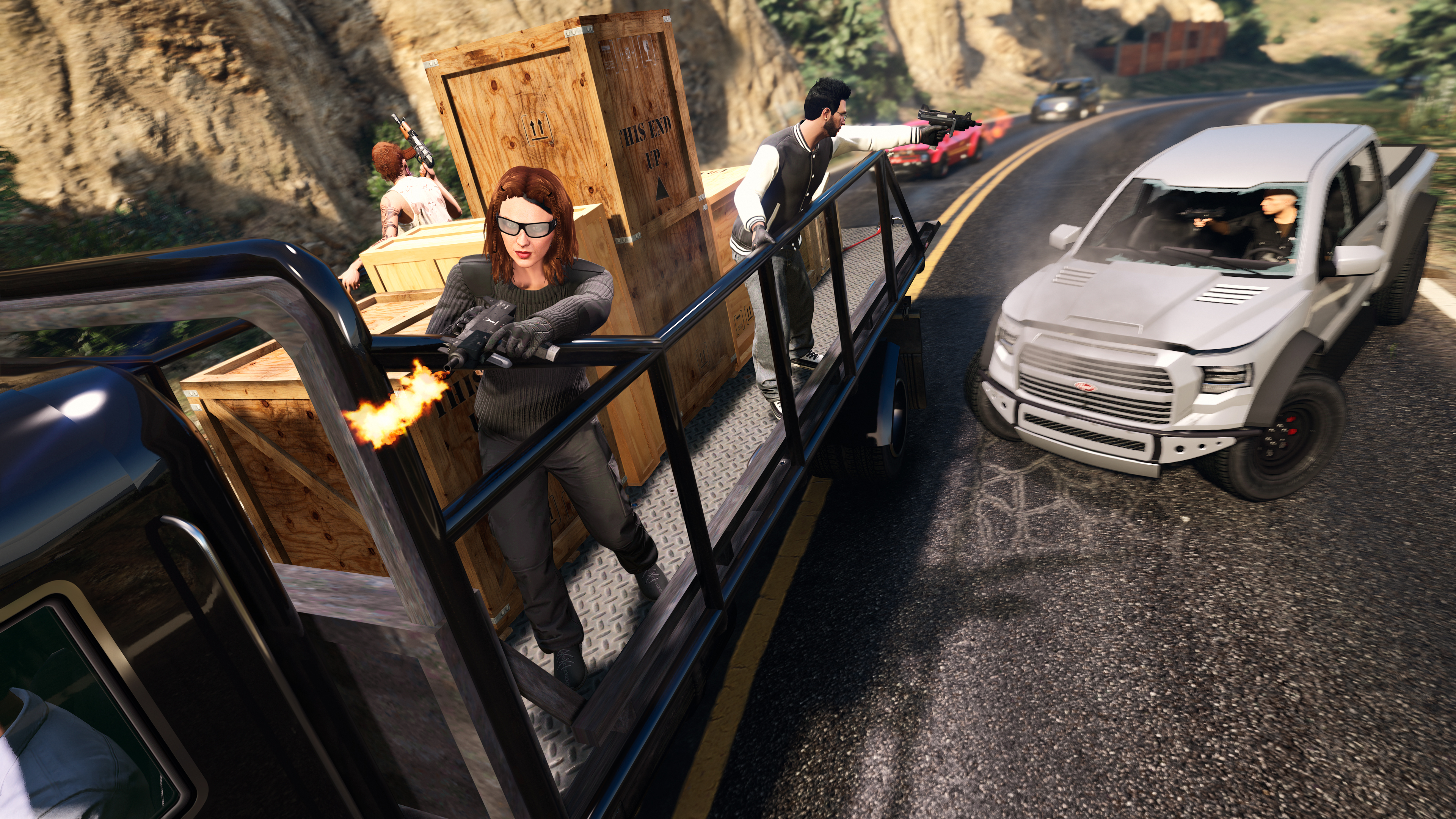 Três personagens de GTA Online na caçamba de um caminhão atirando em veículos que os perseguem.