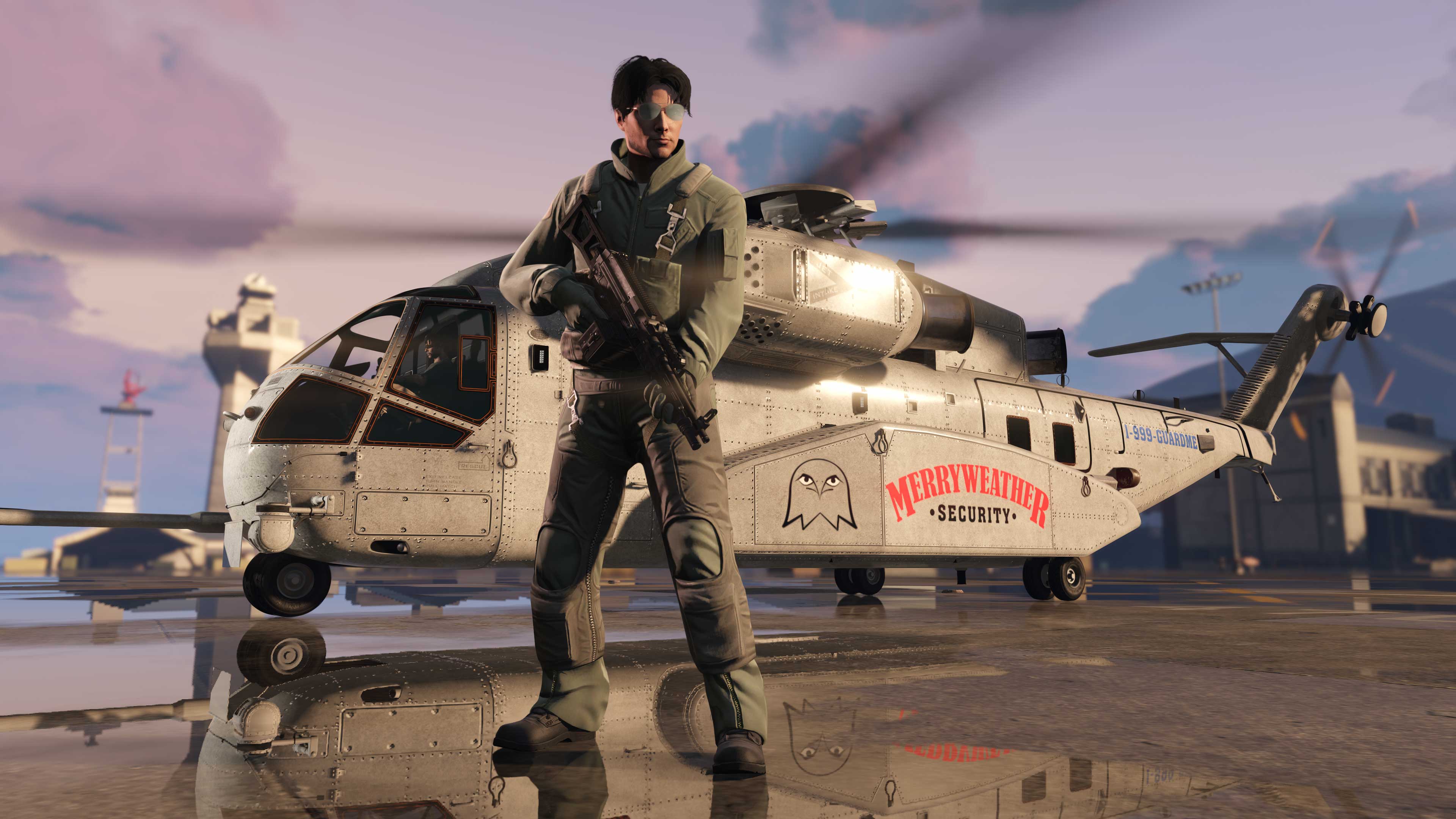 Um personagem armado posa perto de uma aeronave Buckingham DH-7 Iron Mule decorada com a estampa Merryweather Security.