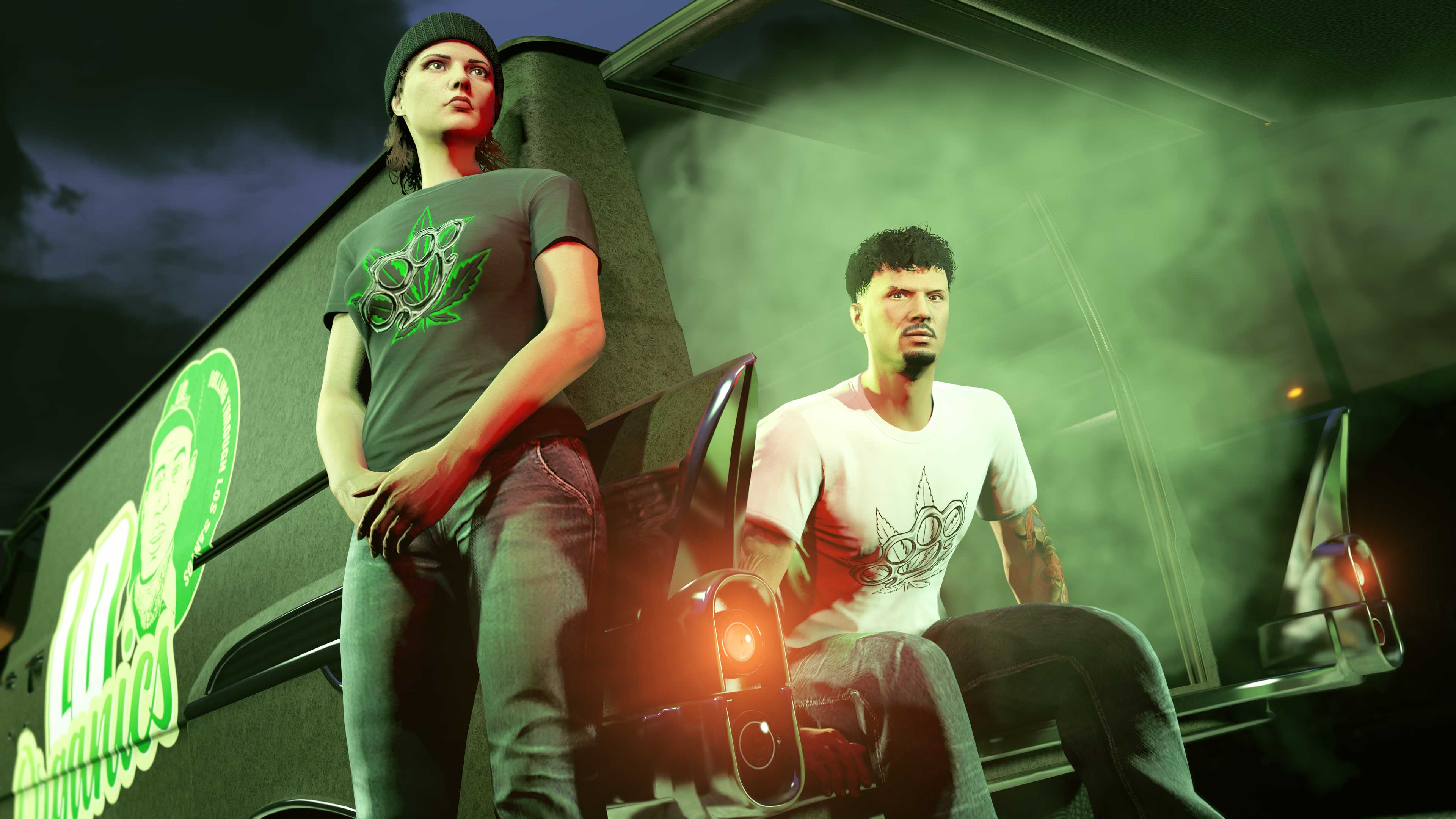 Dois personagens do GTA Online, um usando a Camiseta High Brass Preta e outro, a Camiseta High Brass Branca.