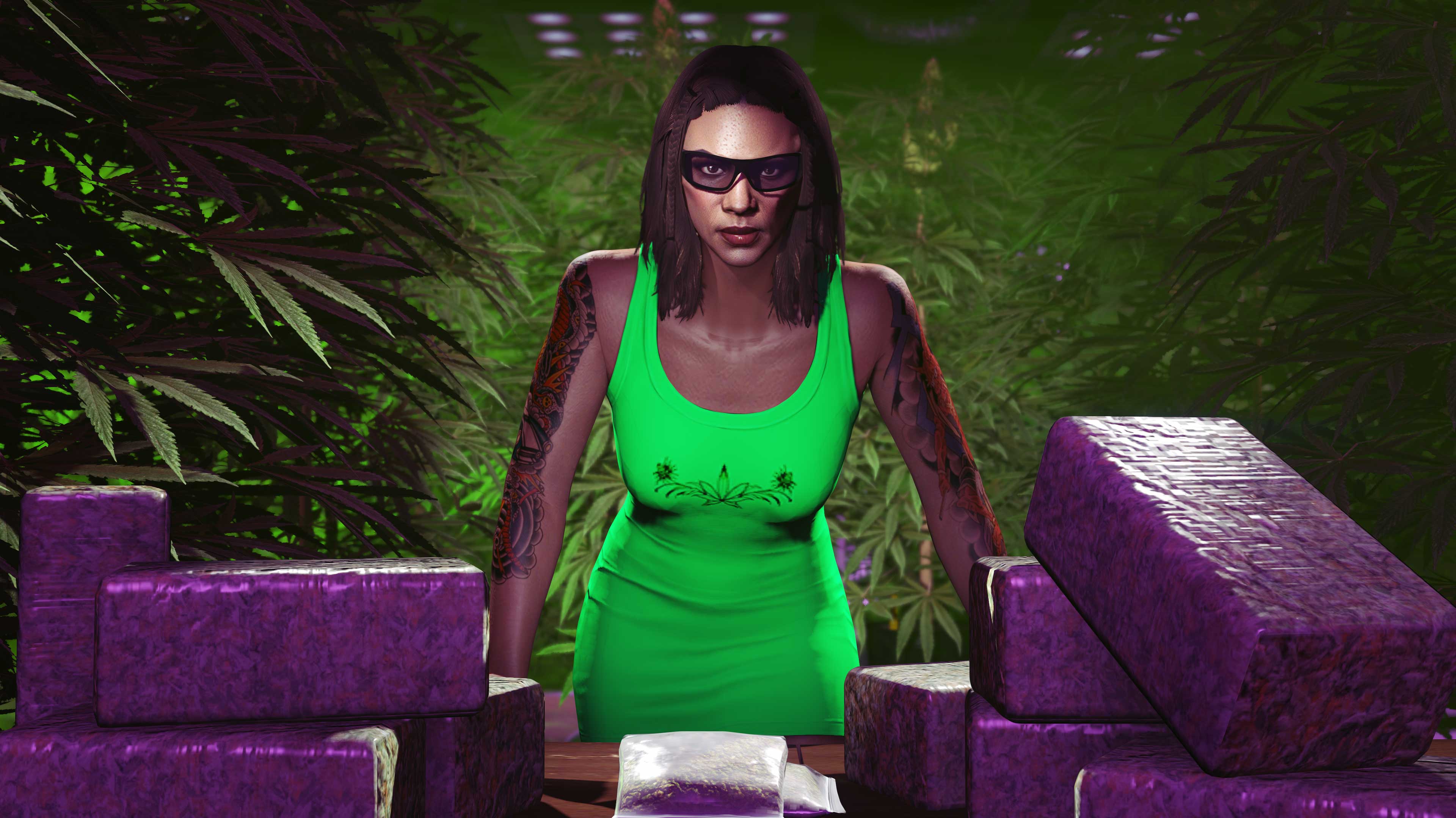 Personagem do GTA Online usando um vestido verde decorado com desenho de planta de maconha no peito.