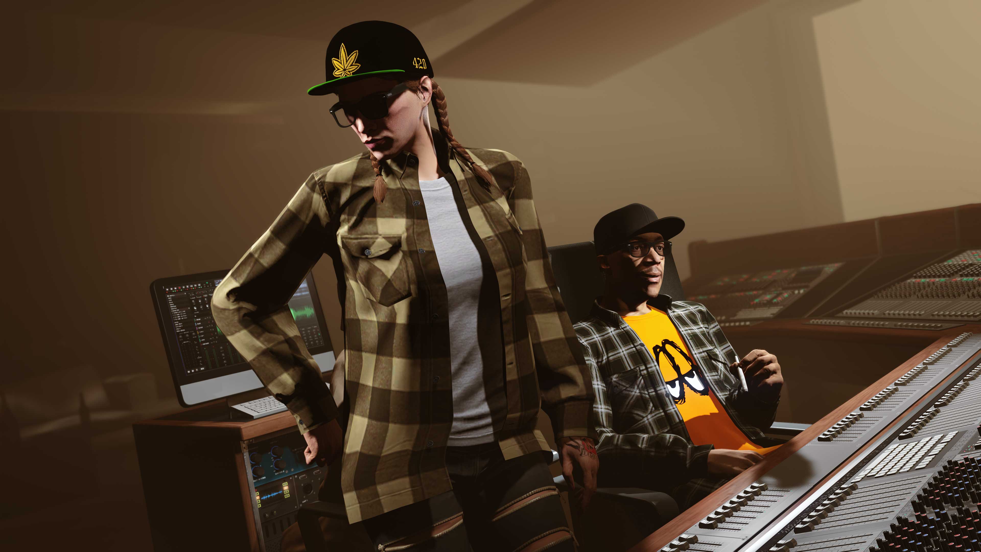 Dois personagens de GTA Online em um estúdio de gravação. Um está usando o Boné 420 Preto com desenho de folha amarela.