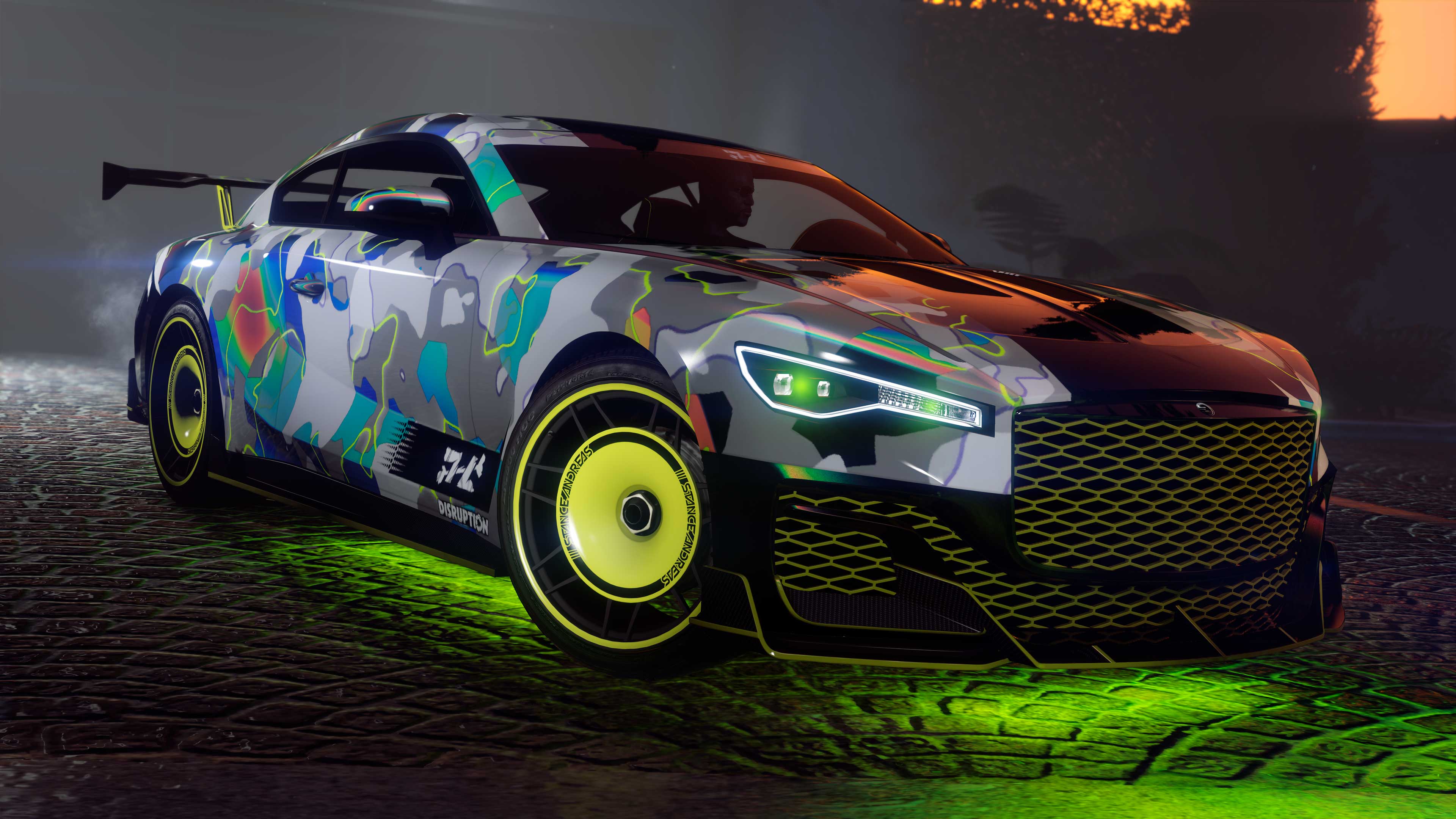 Um Enus Paragon S com a estampa Camuflagem 76 e iluminação verde embaixo do chassi dirigindo em uma rua de paralelepípedos.