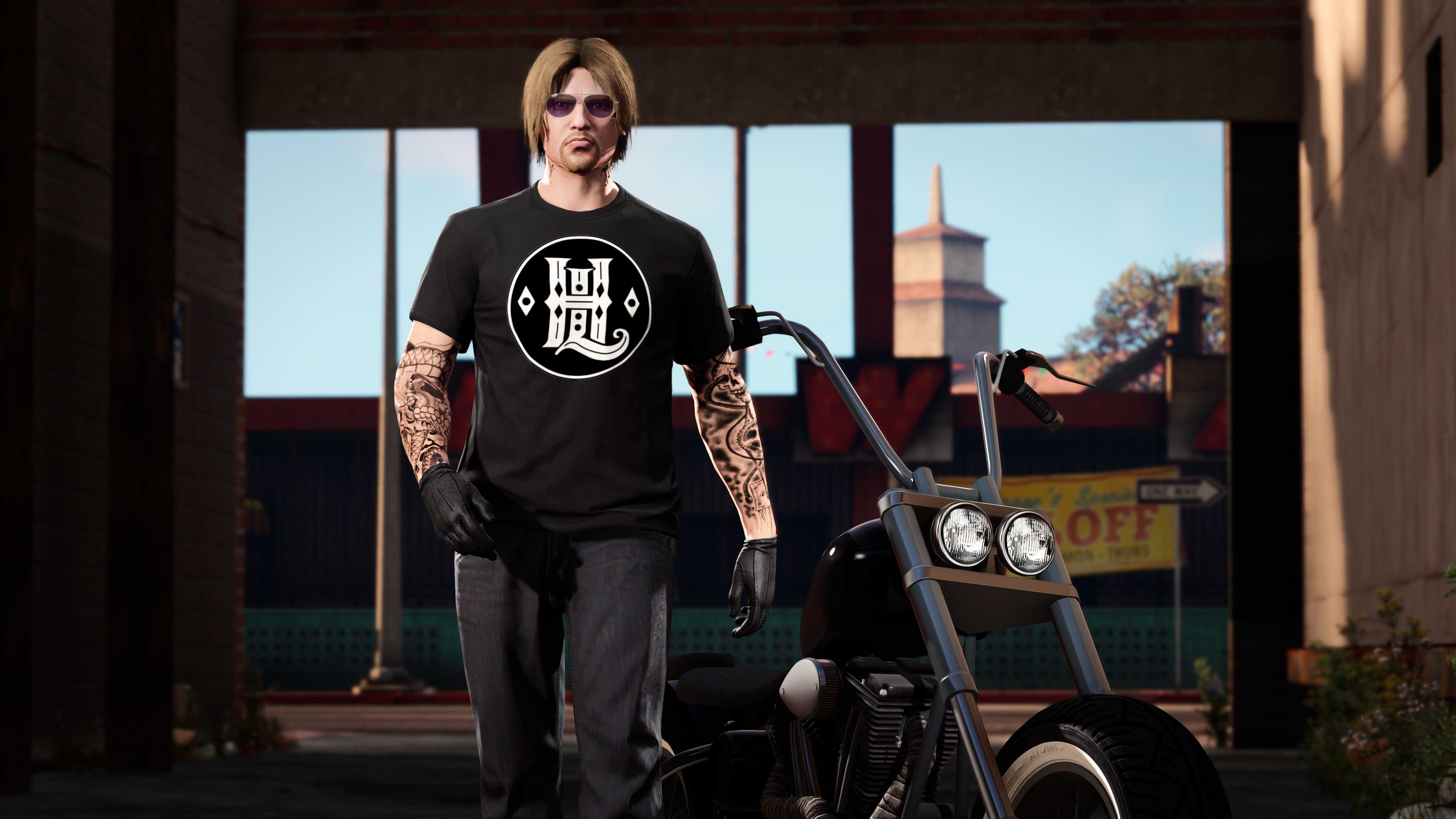 imagem de um personagem no GTA Online com a camiseta com Estampa Hawk & Little preta