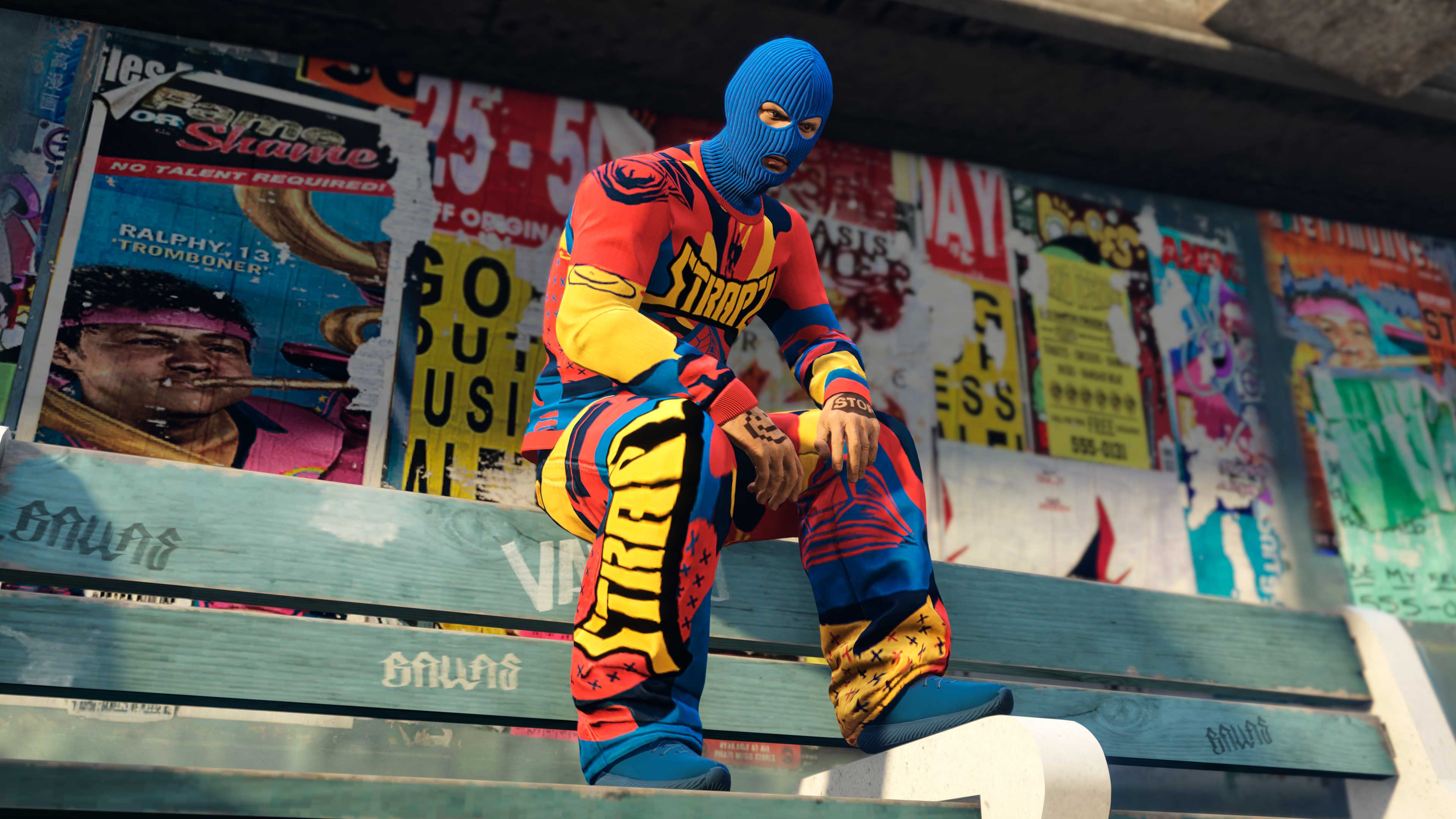 Um personagem sentado no encosto de um banco vestindo o conjunto colorido em vermelho, amarelo e azul do Moletom e Jeans Estampados Strapz.