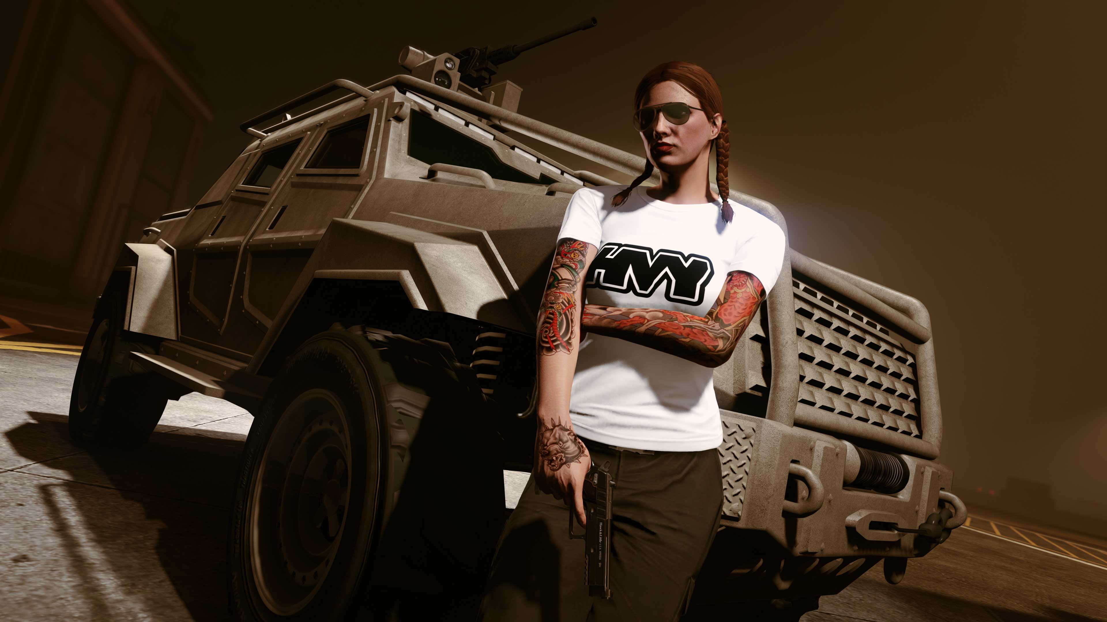 Uma jogadora de GTA Online usando uma camiseta HVY branca de pé em frente à picape HVY Insurgent.