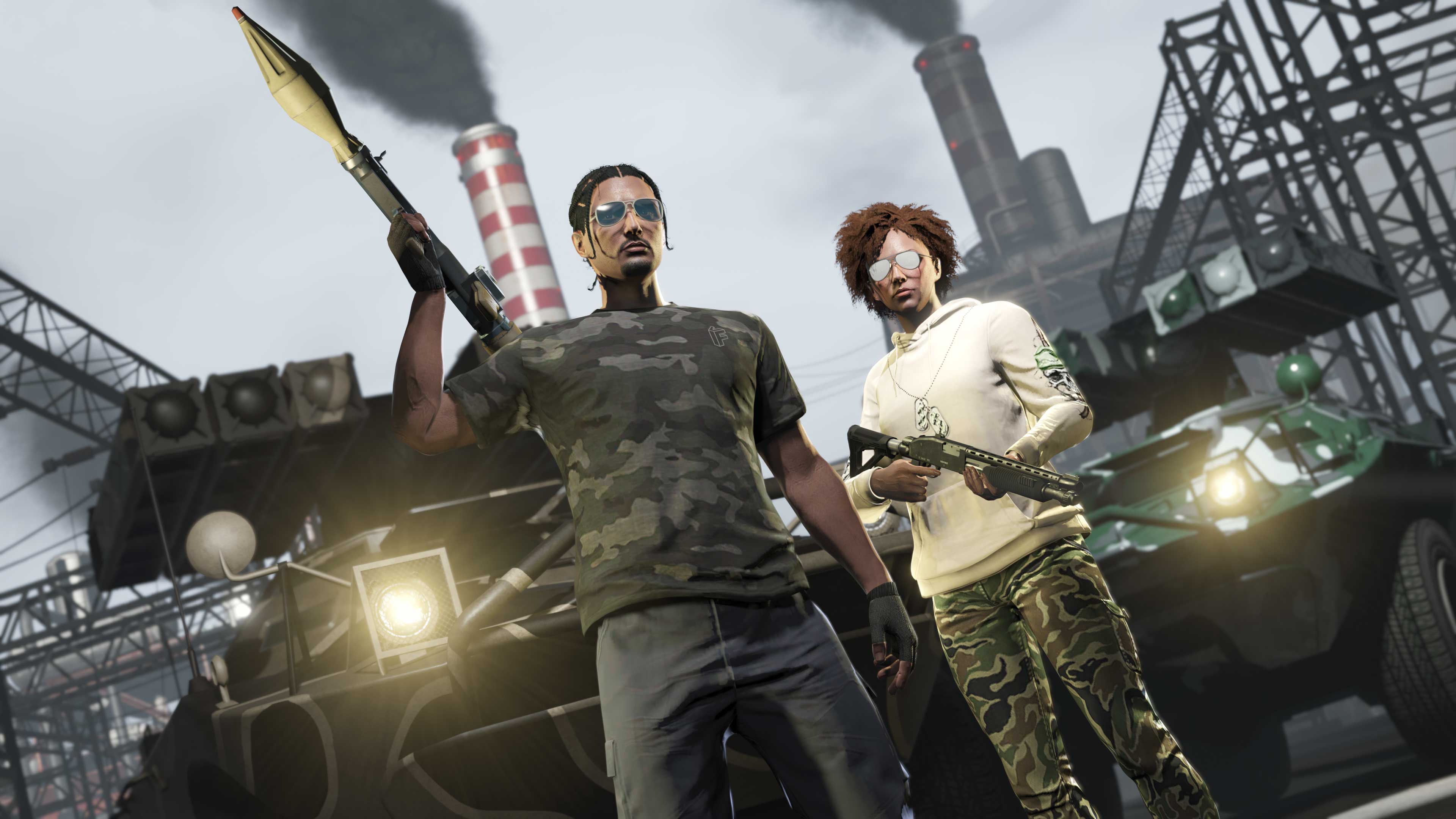 Dois jogadores de GTA Online posando com armas. Um veste a camiseta Vom Feuer camuflada e segura um lança-mísseis.
