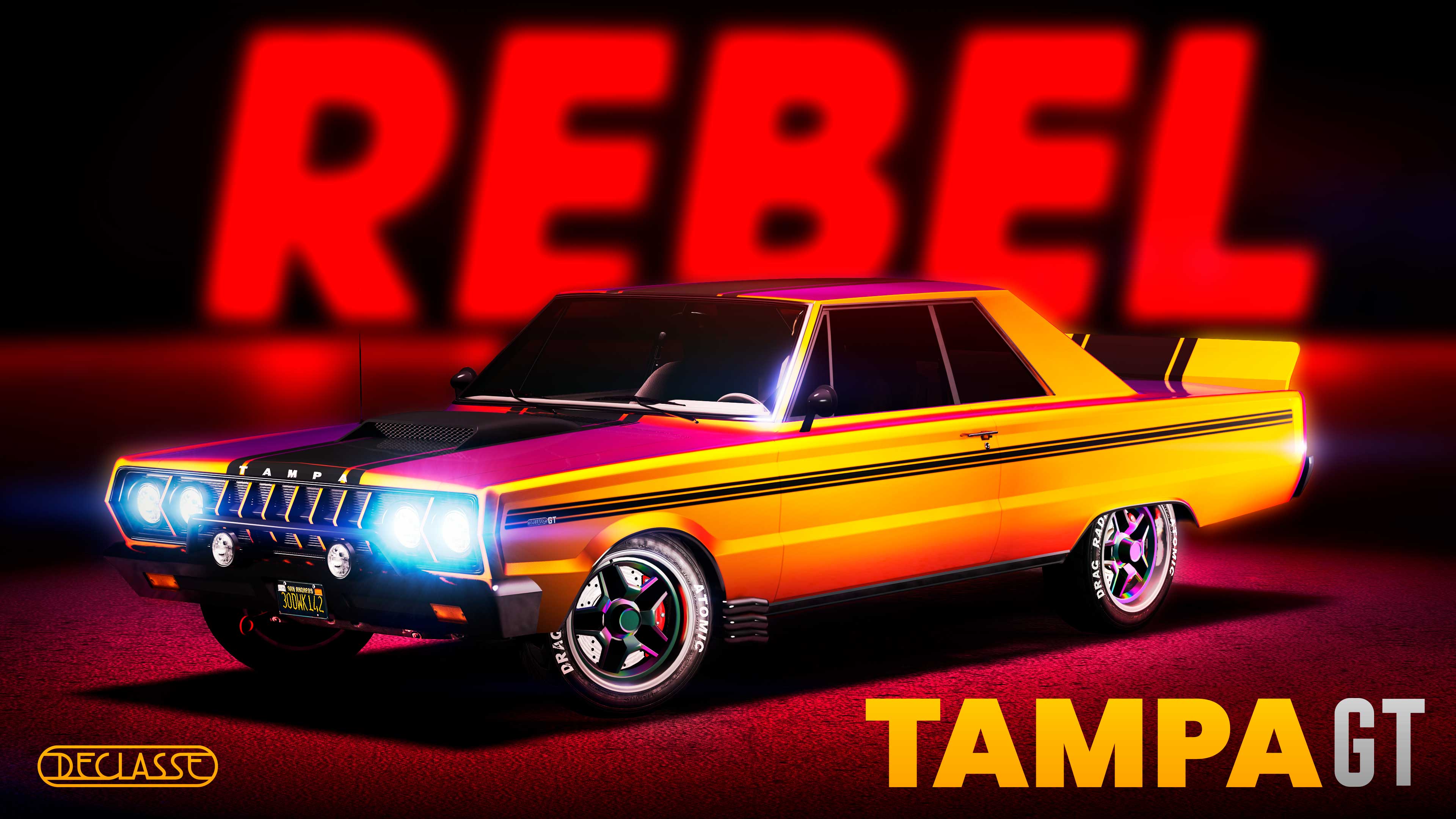 Um carro Declasse Tampa GT amarelo com listras pretas nas laterais e listra de corrida no capô, em frente a um grande letreiro vermelho com a palavra “Rebel”.