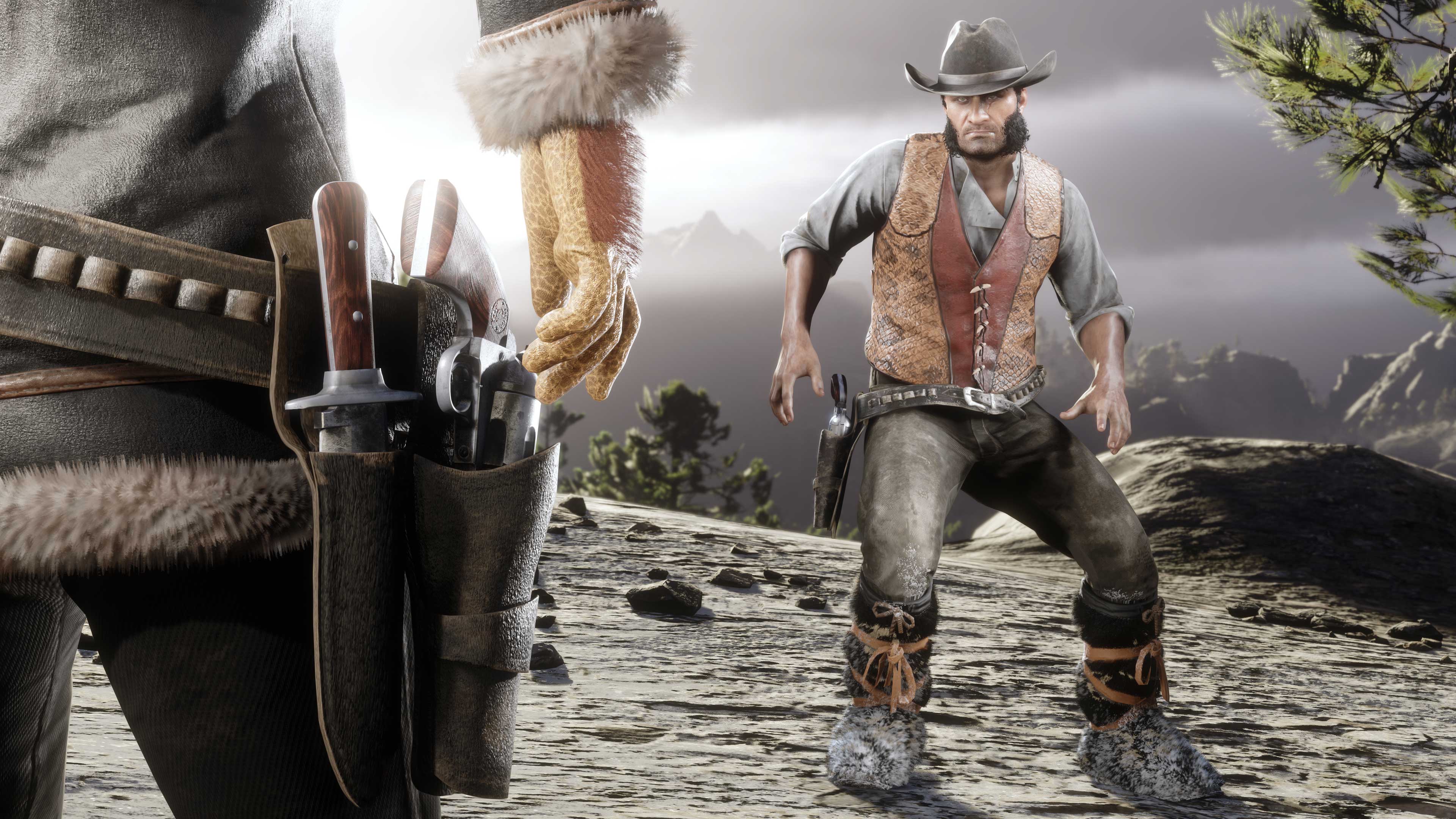 Dos jugadores de Red Dead Online en una montaña. Ambos tienen la mano sobre sus pistolas enfundadas.