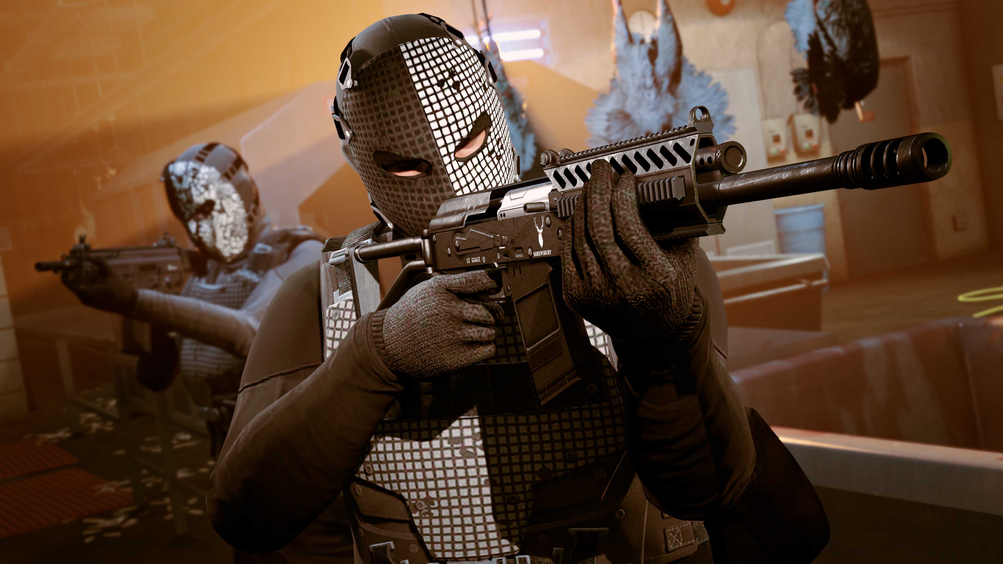 Dois personagens armados em um abatedouro de frango no GTA Online.