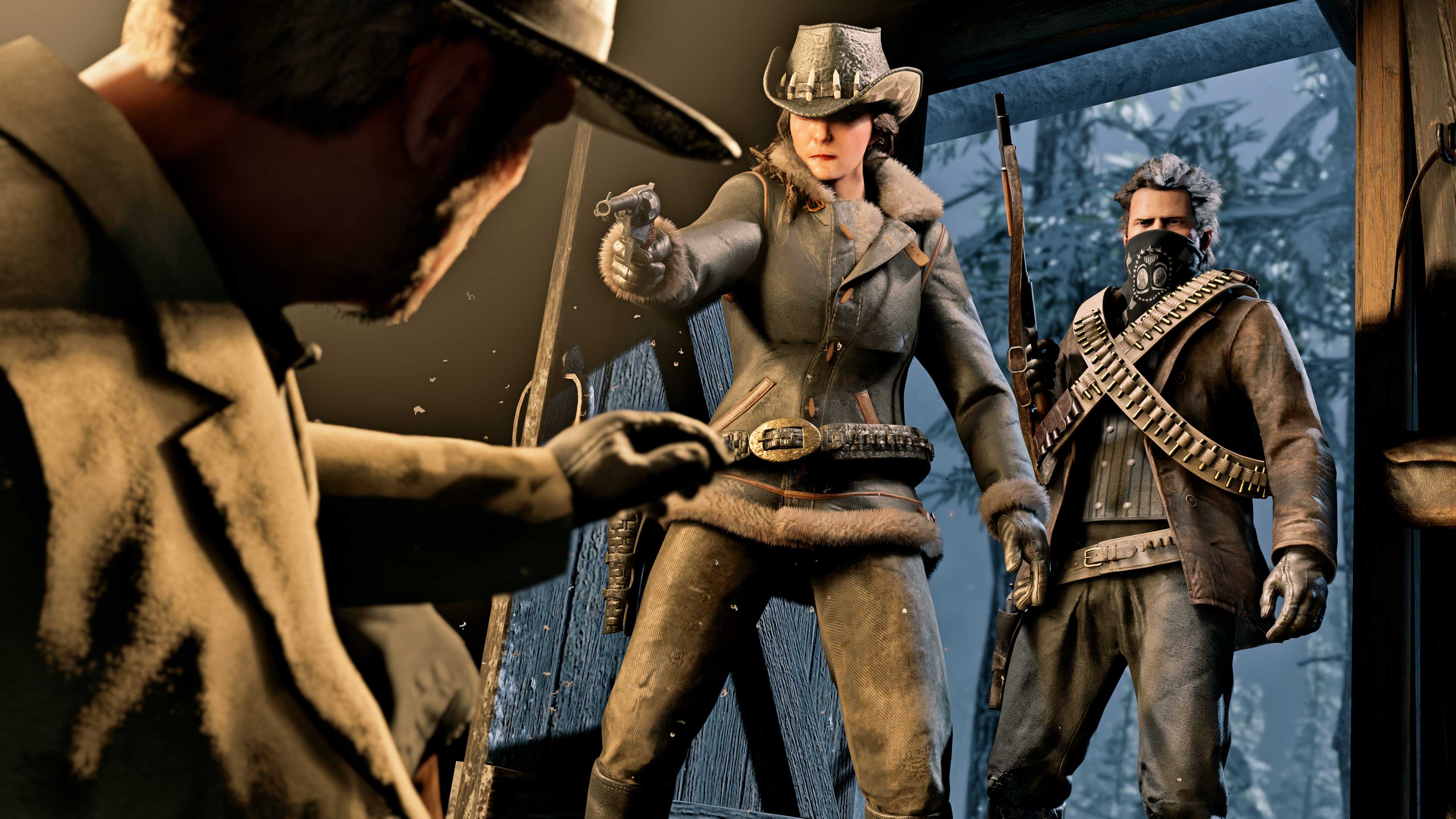 Uma pessoa amedrontada no chão de uma cabana olhando para personagens do Red Dead Online que estão olhando para ela de maneira intimidante enquanto um dos personagens mira uma arma nela.