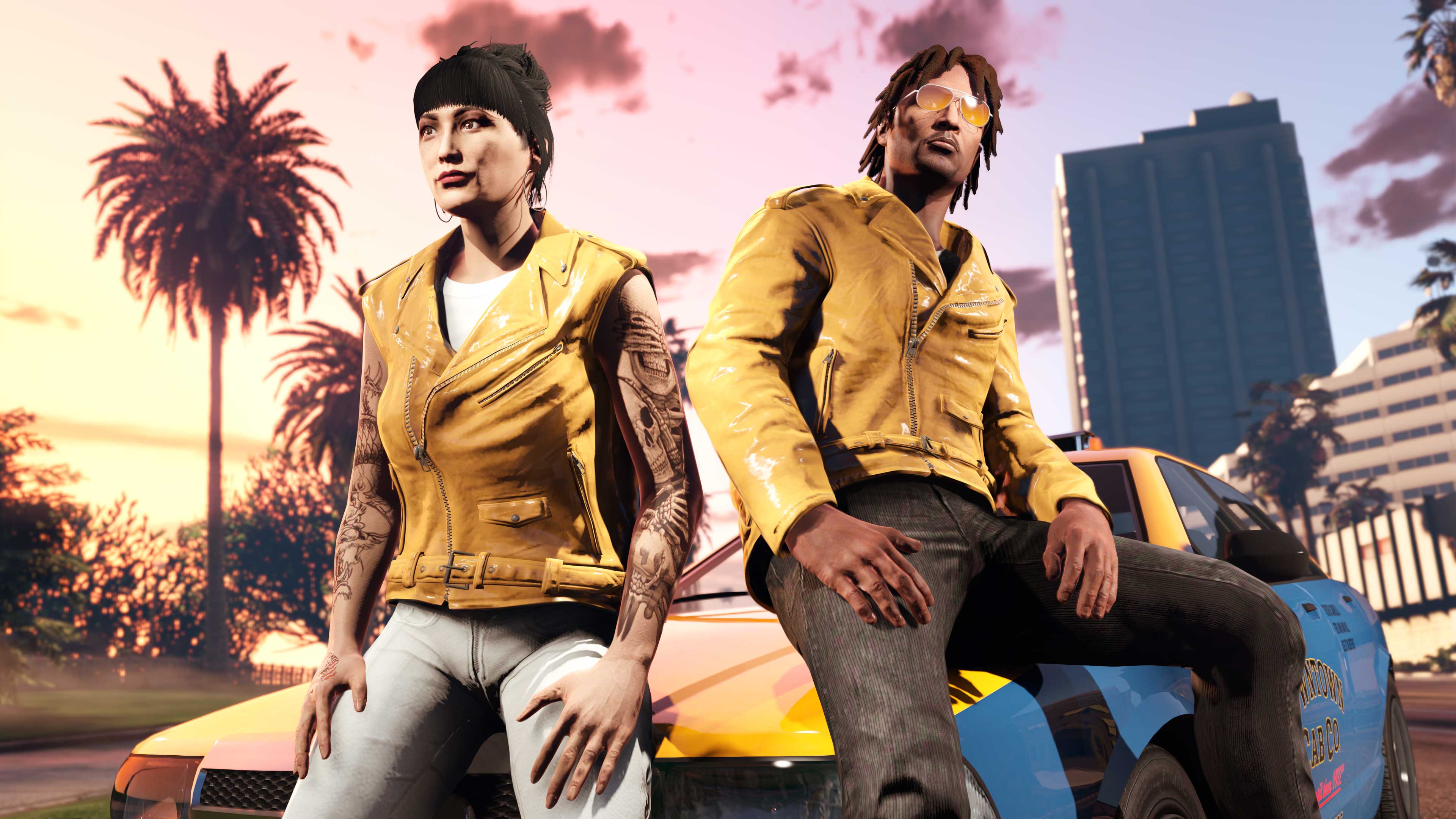 Immagine di personaggi di GTA Online con indosso la giacca In vinile senape e la giacca Smanicata in vinile senape