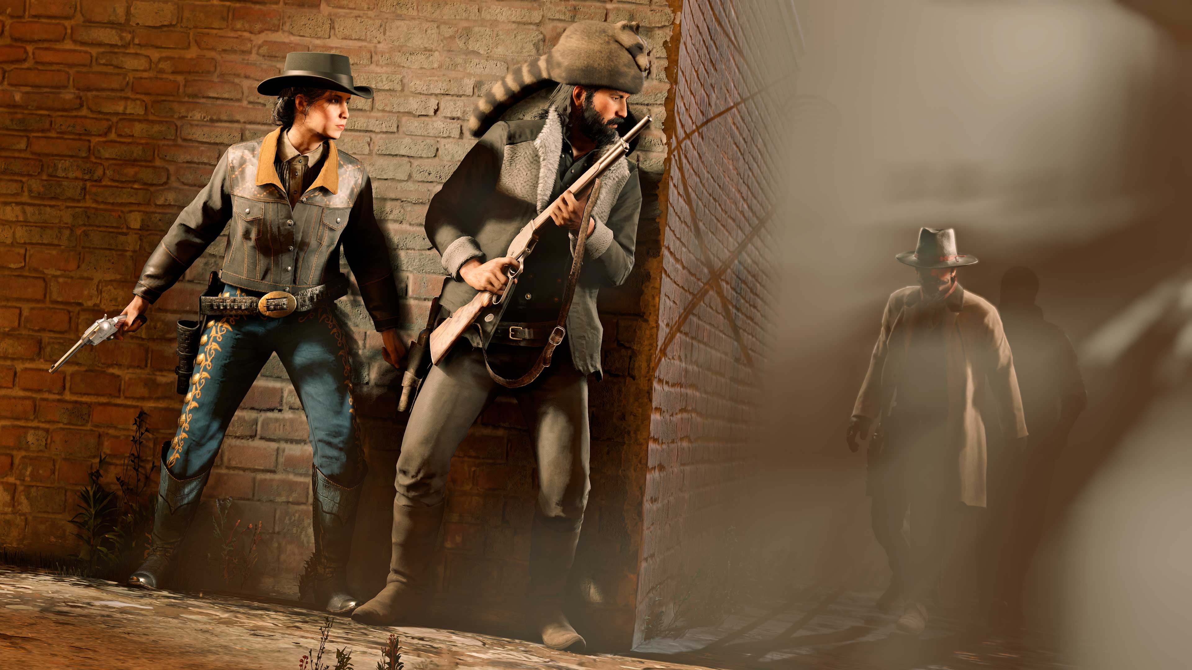 Dois personagens de Red Dead Online se protegendo atrás de cobertura, usando roupas obtidas de Recompensas de Ofício. Um Fora da Lei ameaçador olha na direção deles das sombras.
