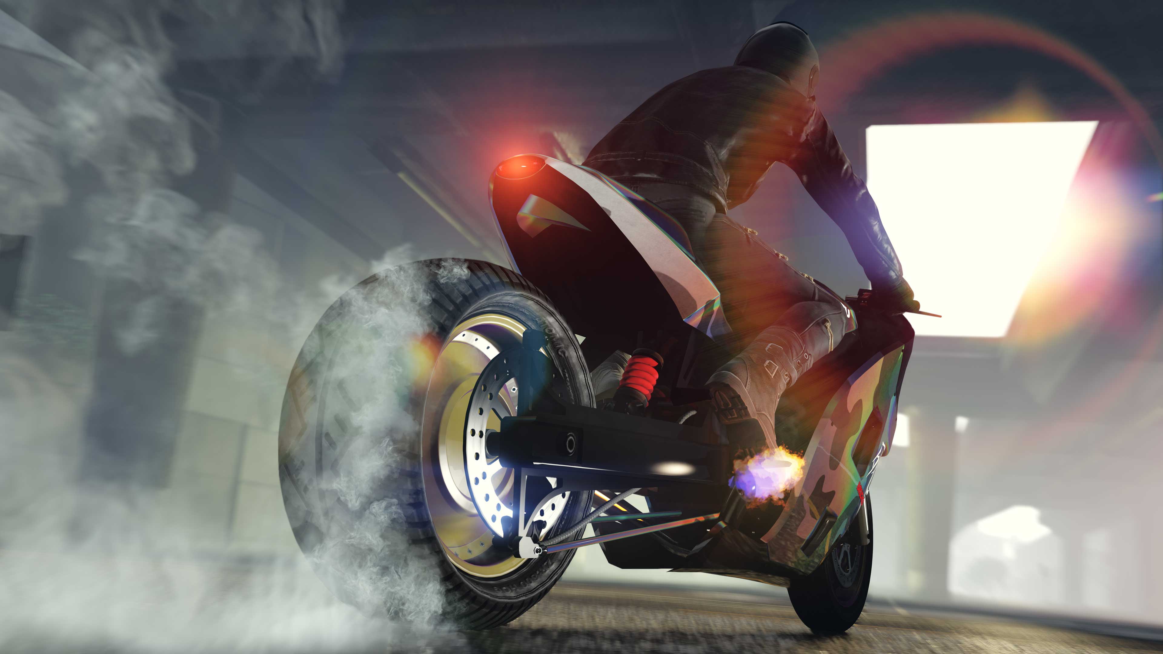 Jogador de GTA Online em cima de uma moto com pintura para rodas Camaleão Flip magenta/amarelo.