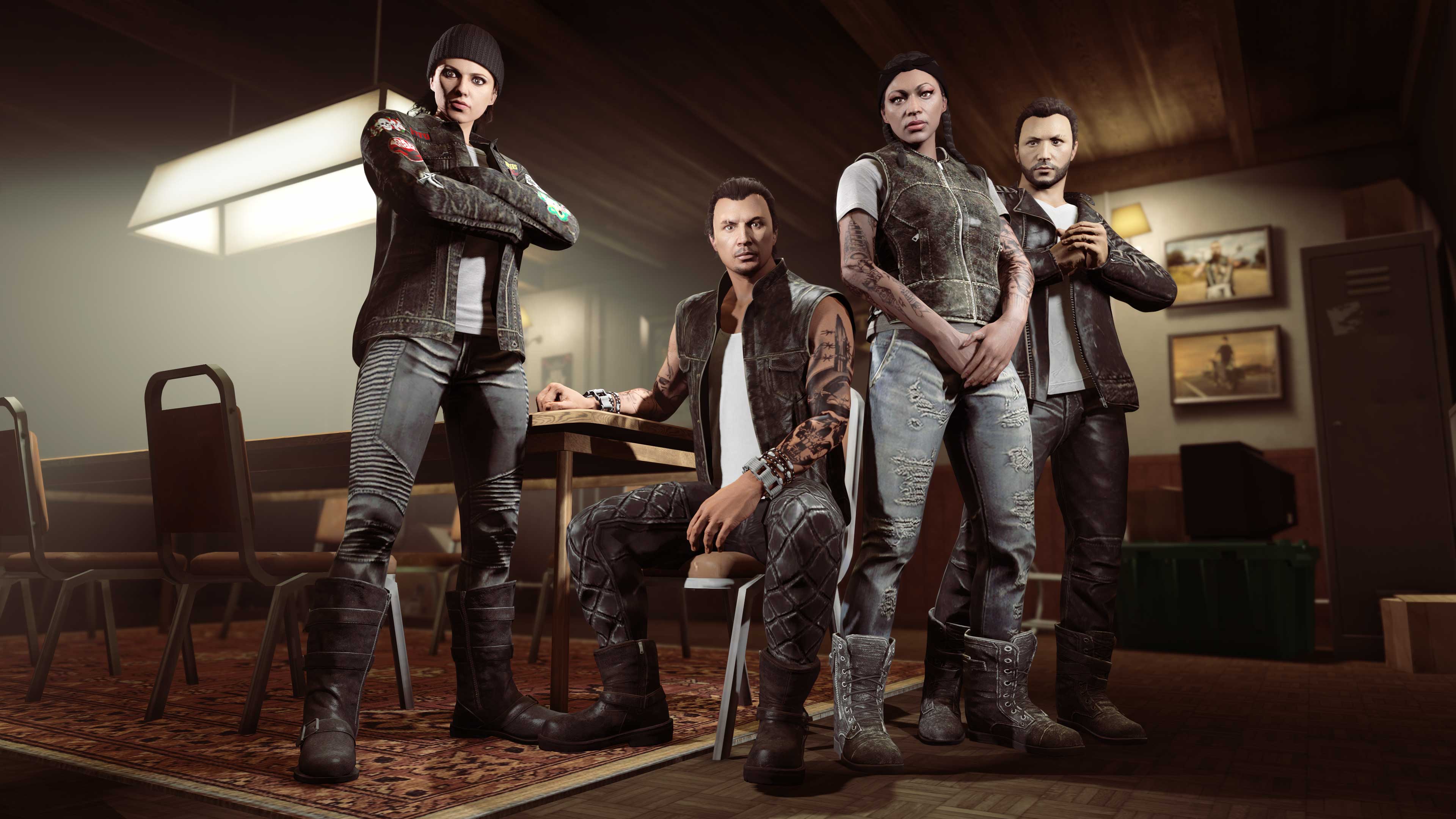 Quatro jogadores de GTA Online em um Motoclube posando ao lado de uma mesa.