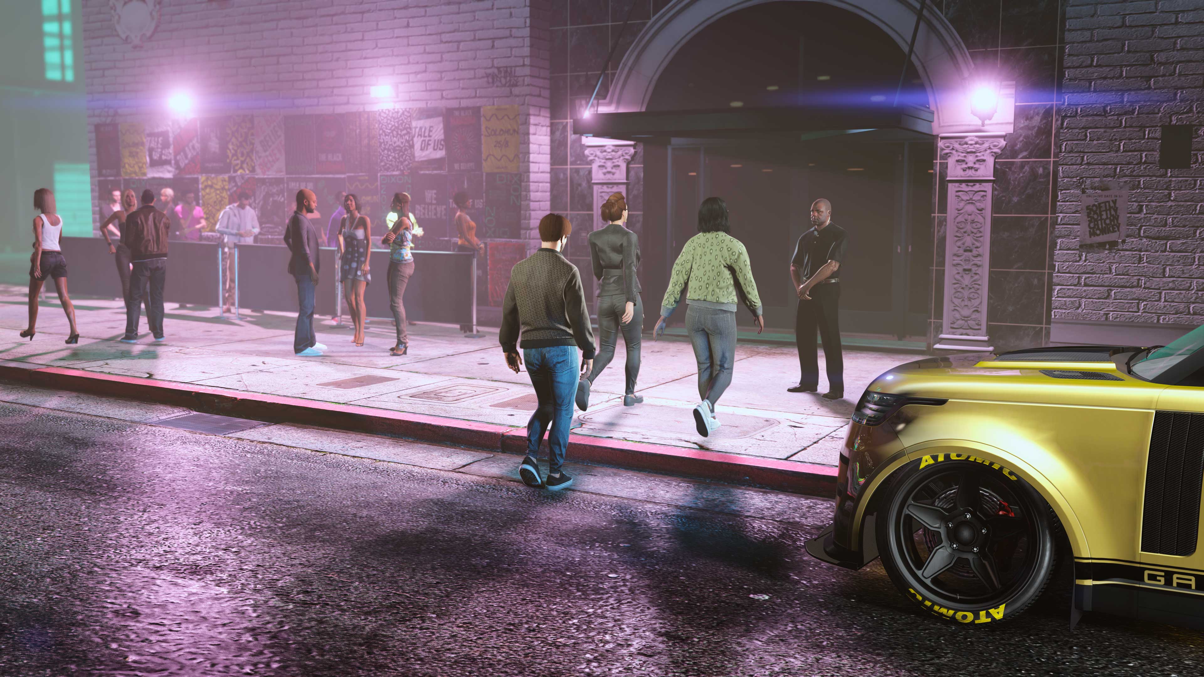 Personagens do GTA Online andam na direção de uma boate com um segurança na entrada.