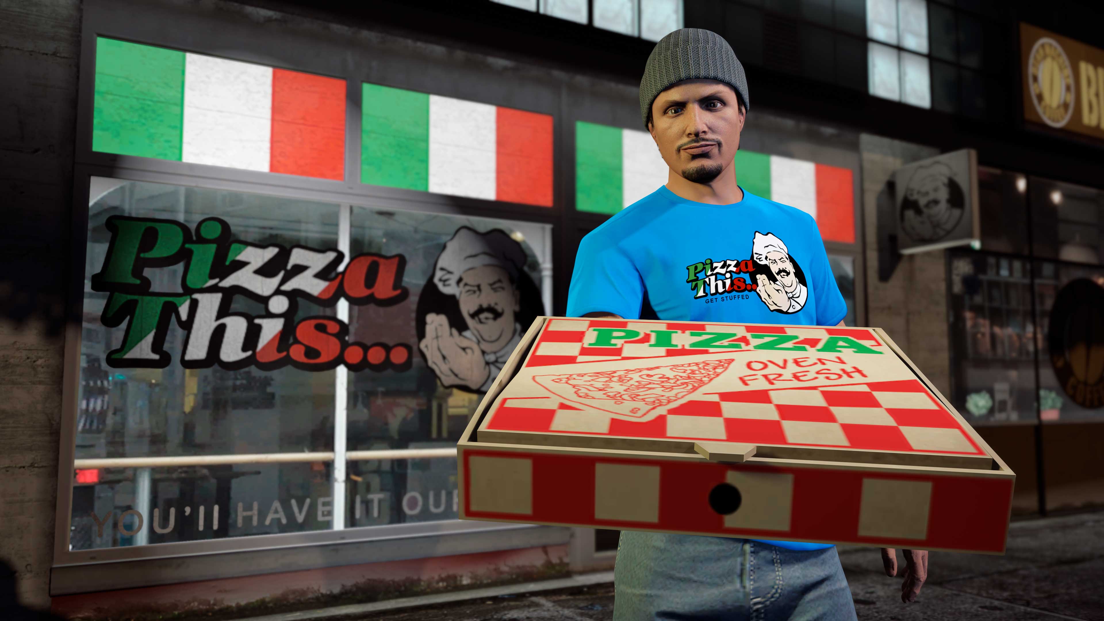 Personagem do GTA Online usando uma camisa azul do Pizza This… enquanto segura uma caixa de pizza no lado de fora do restaurante.