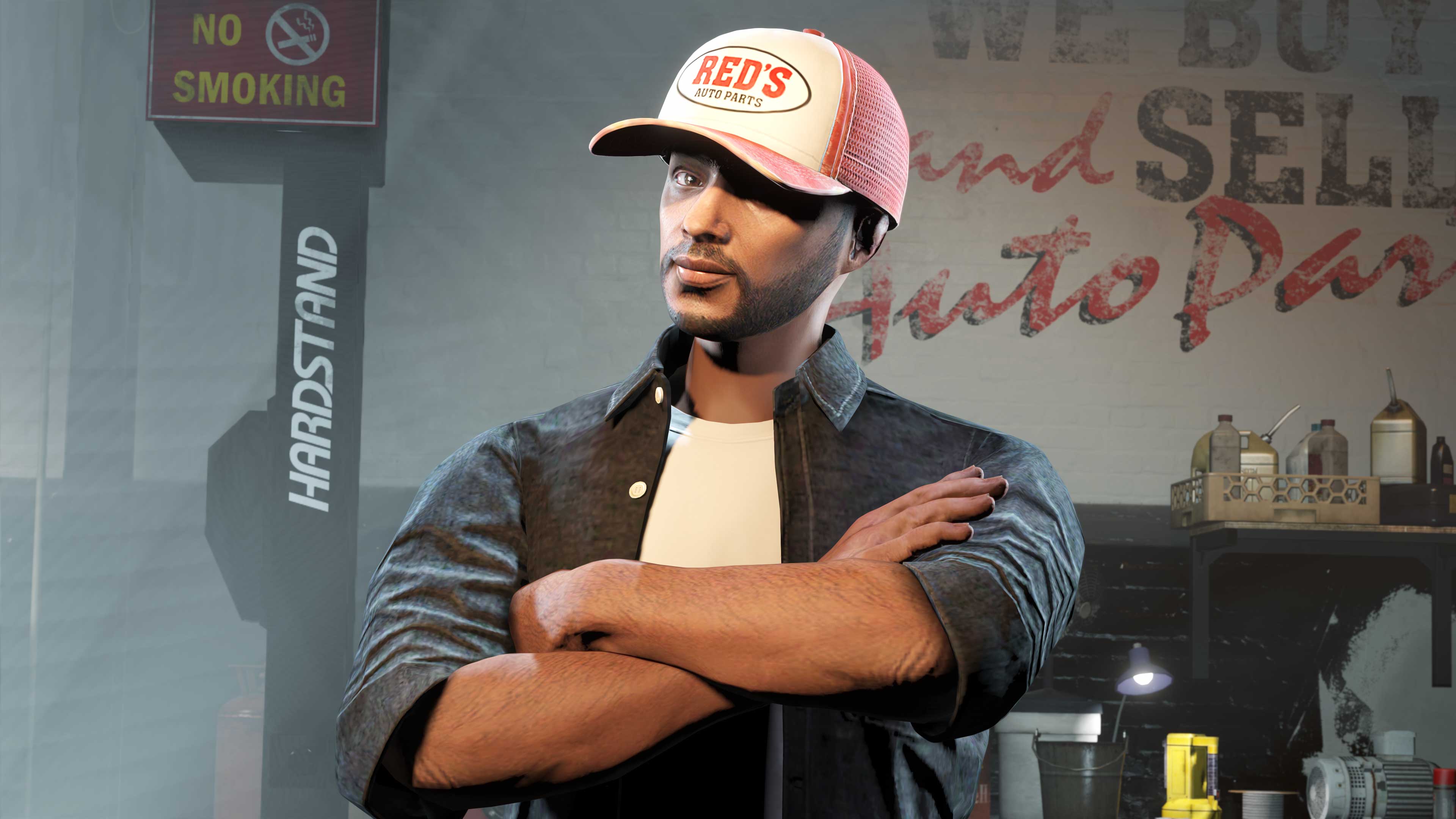 Personagem do GTA Online usando o Boné Red's vermelho e branco com o logotipo do Red’s Auto Parts.